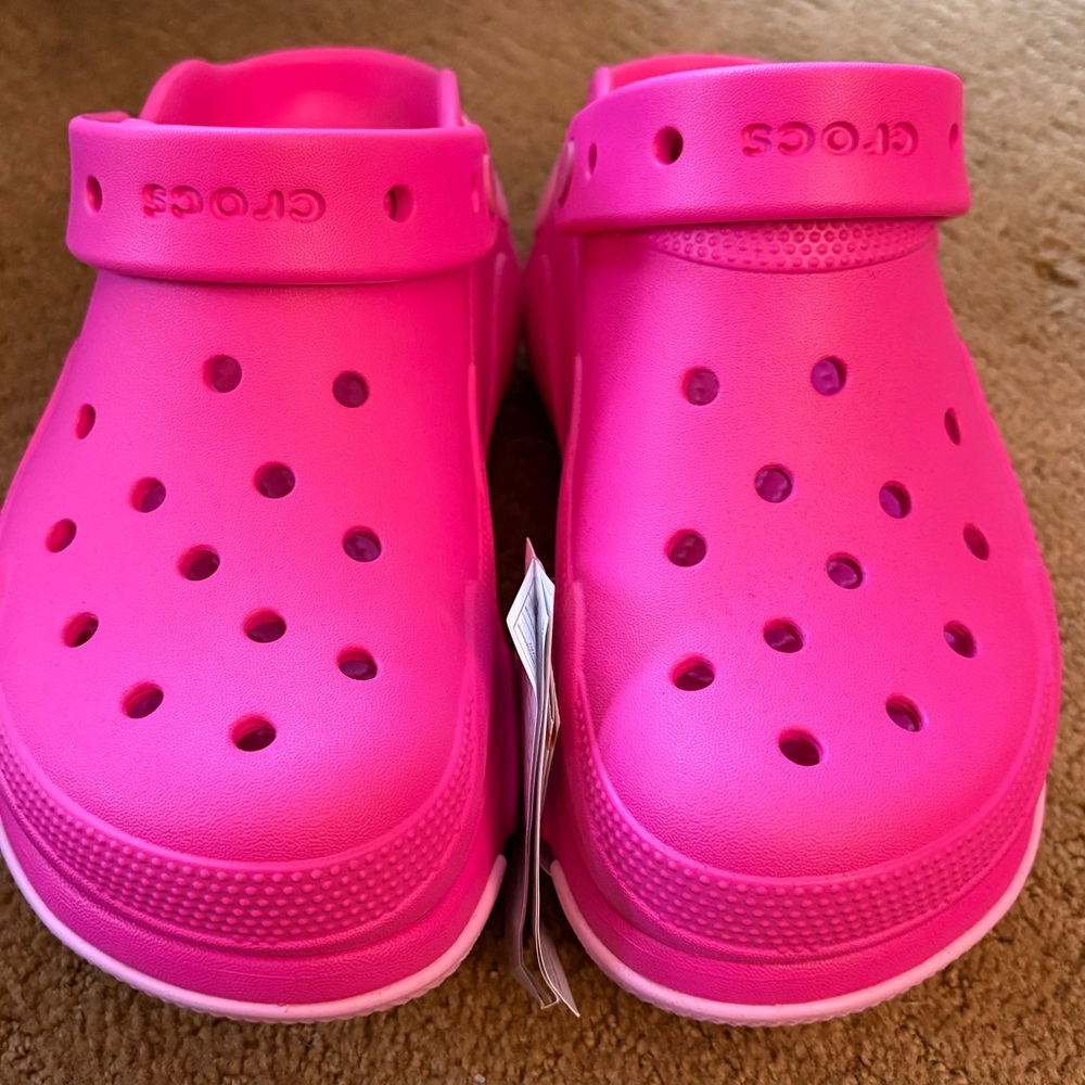 CROCS Classic Clog in Neon Pink